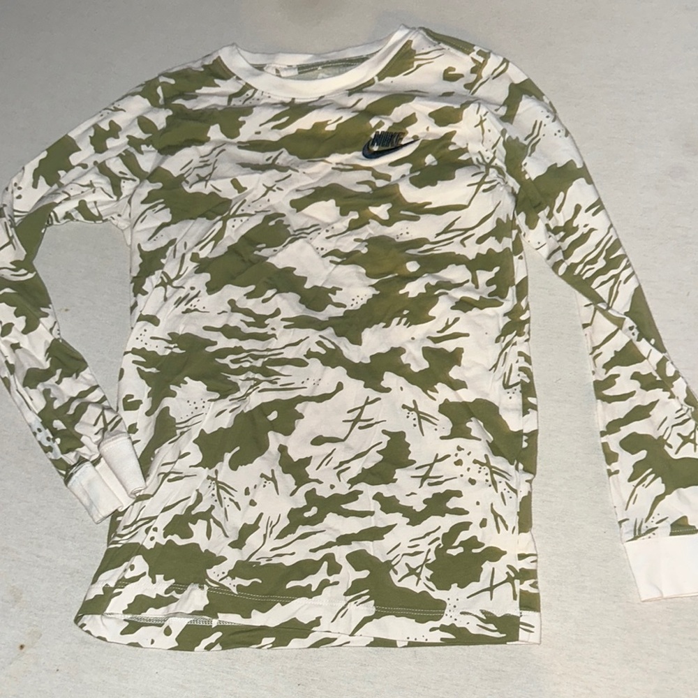 Kids Size Medium Nike Green and White Camo Long Sleeve Tee.